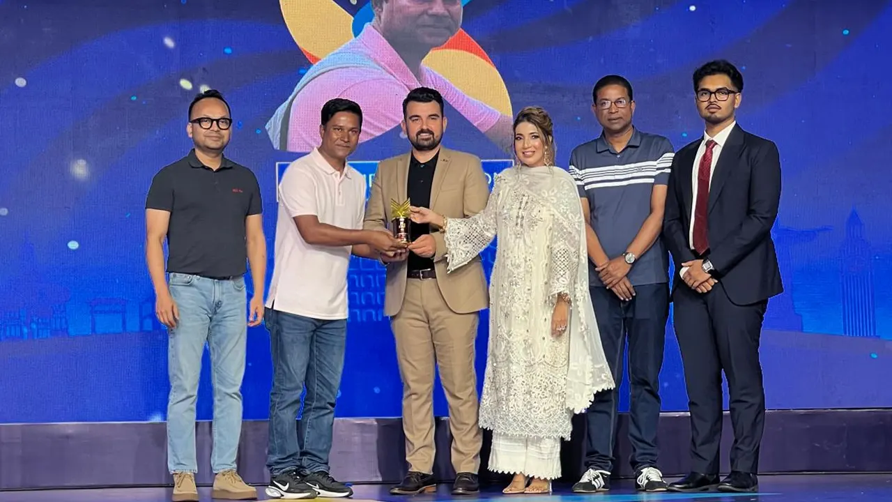 বর্ষসেরা ট্র্যাভেল ভ্লগার নির্বাচিত হলেন জনপ্রিয় ইউটিউবার সালাহউদ্দিন সুমন। ছবি : সৌজন্য