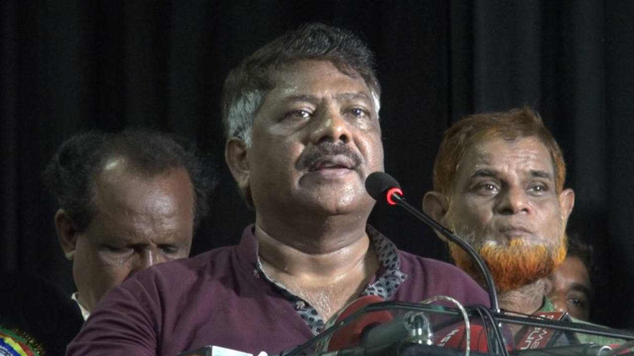 নাটোরে শিক্ষক সমাবেশে বক্তব্য দেন রুহুল কুদ্দুস তালুকদার দুলু। ছবি : কালবেলা