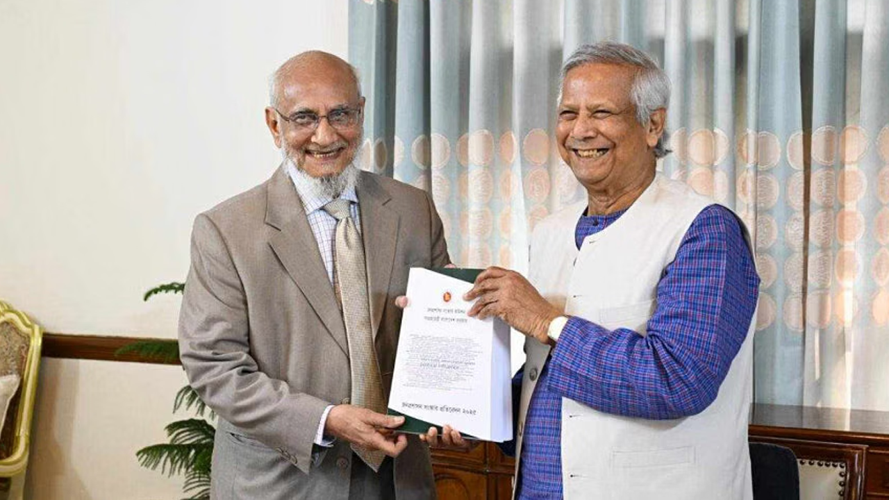 ড. মুহাম্মদ ইউনূসের কাছে জনপ্রশাসন সংস্কার কমিশনের প্রতিবেদন জমা দেওয়ার সময়। পুরোনো ছবি