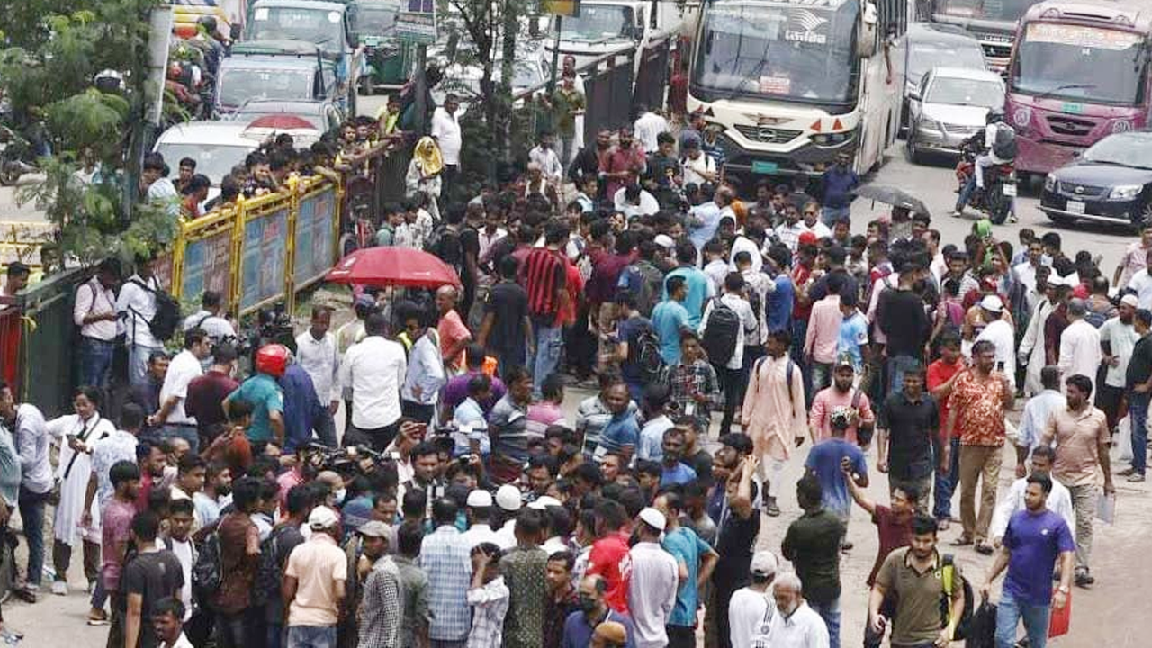রাজধানীর নতুনবাজার মোড়ে ইউআইইউ শিক্ষার্থীদের অবস্থান।ছবি : সংগৃহীত
