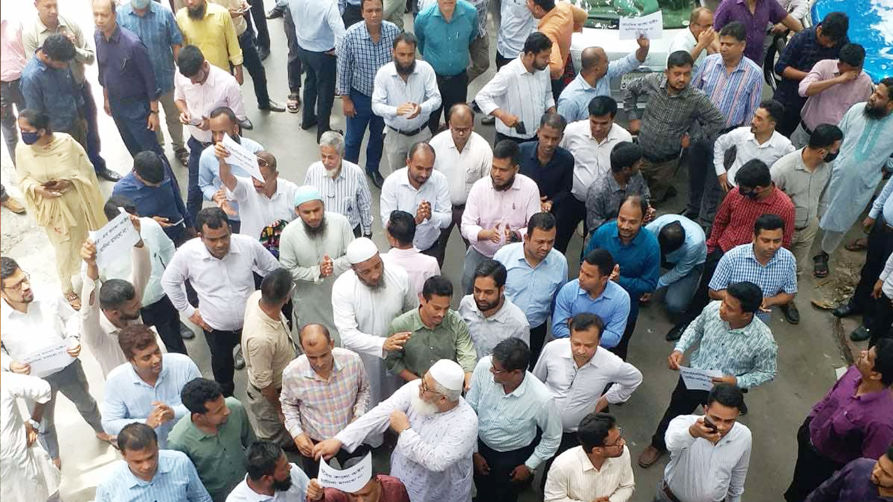 সচিবালয়ে বিক্ষোভ করেছেন কর্মচারীরা। ছবি : কালবেলা