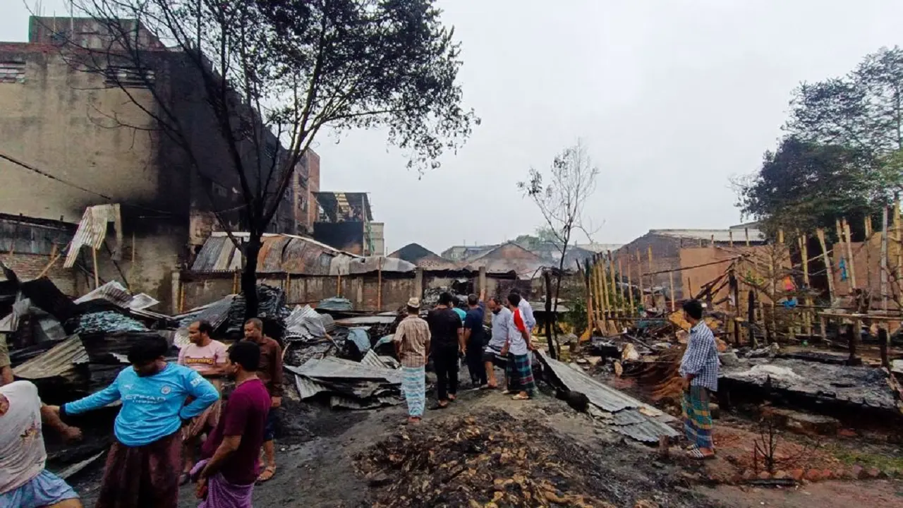 রাজধানীর হাজারীবাগে তিনটি ট্যানারি কারখানায় লাগা আগুন নিয়ন্ত্রণে এসেছে। ছবি : সংগৃহীত