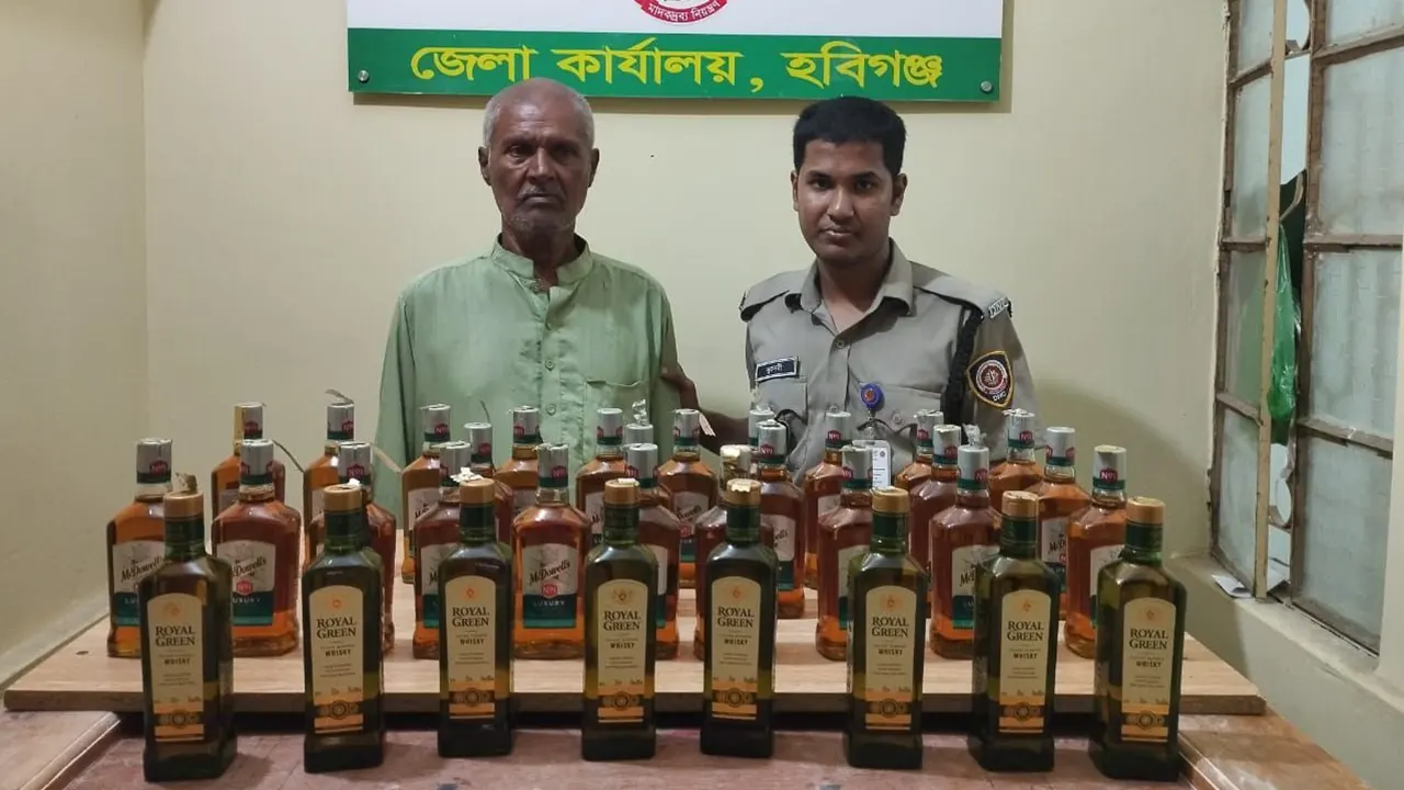 মদসহ আটক নিবারণ দত্ত। ছবি : কালবেলা