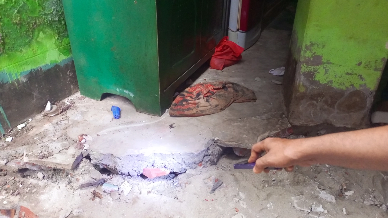 বিস্ফোরণে ভবনের ফ্লোরে ফাটল দেখা দিয়েছে। ছবি : কালবেলা