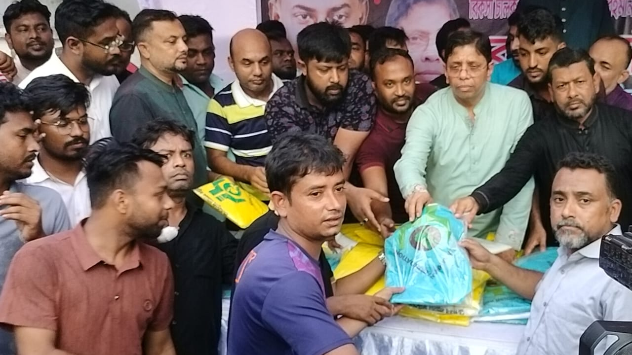 জিয়াউর রহমান ফাউন্ডেশনের পক্ষ থেকে রাজধানীর গ্রিনরোডে গ্রিন লাইফ হাসপাতালের সামনে দরিদ্র্য রিকশা চালকদের মাঝে রেইন কোট বিতরণ করেন ব্যারিস্টার নাসির উদ্দিন আহমেদ অসীম। ছবি : কালবেলা