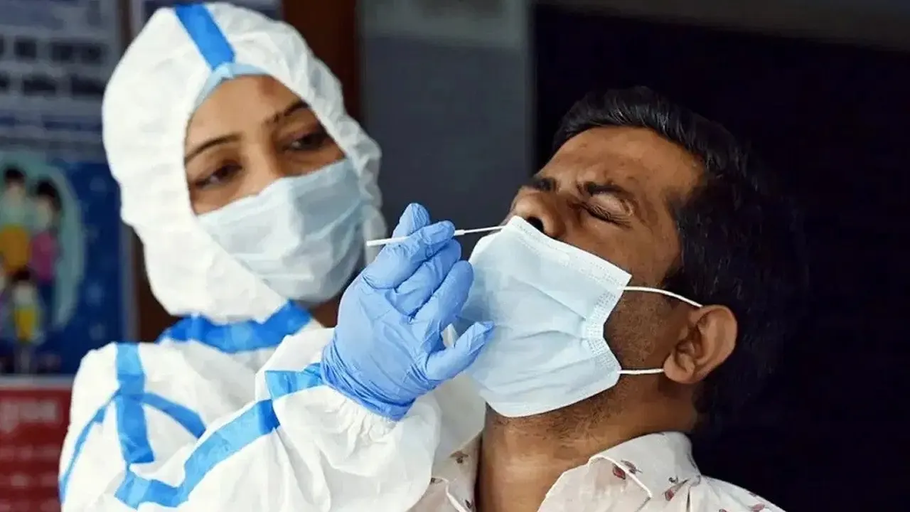 করোনা পরীক্ষা। পুরোনো ছবি