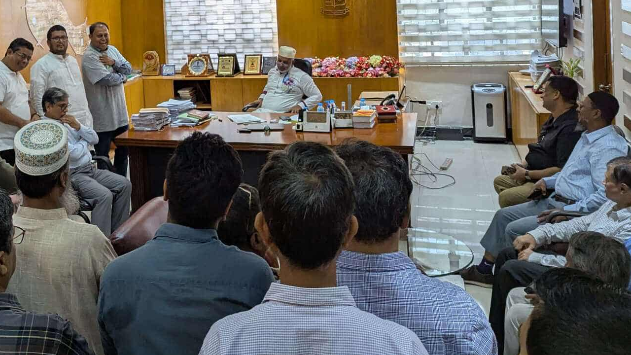 প্রো-ভিসি কার্যালয়ে অধ্যাপক ড. মামুন আহমেদের সঙ্গে সাদা দলের শিক্ষকদের বৈঠক। ছবি : কালবেলা