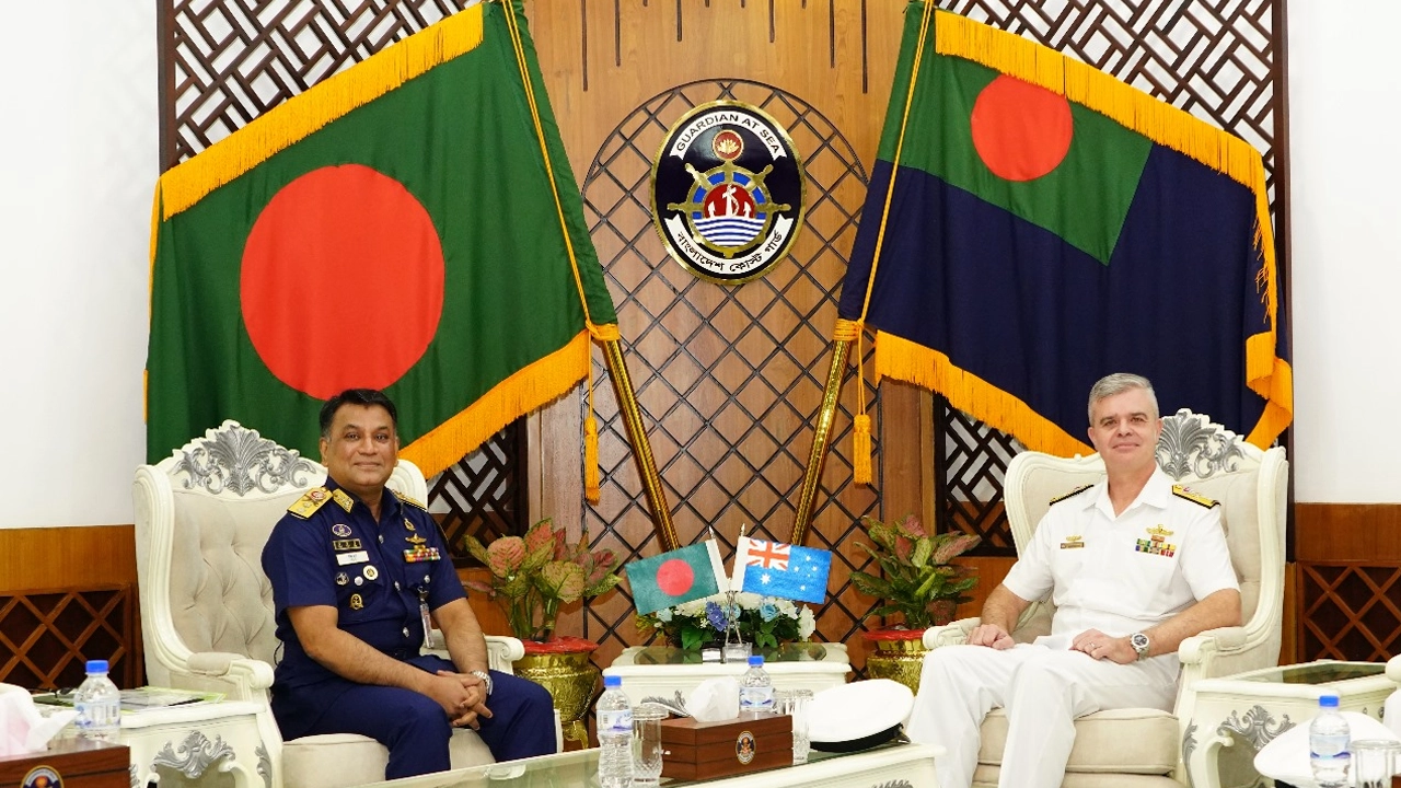 কোস্টগার্ড সদর দপ্তরে রিয়ার অ্যাডমিরাল মো. জিয়াউল হকের সঙ্গে রিয়ার অ্যাডমিরাল ব্রেট সন্টারের সৌজন্য সাক্ষাৎ। ছবি : কালবেলা