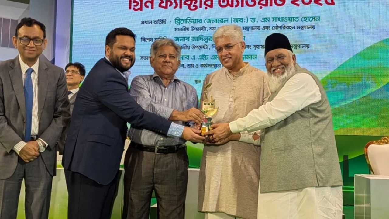 পুরস্কার গ্রহণকালে সূফী মোহাম্মদ মিজানুর রহমান ও মো. জহিরুল ইসলাম রিংকু। ছবি : সংগৃহীত