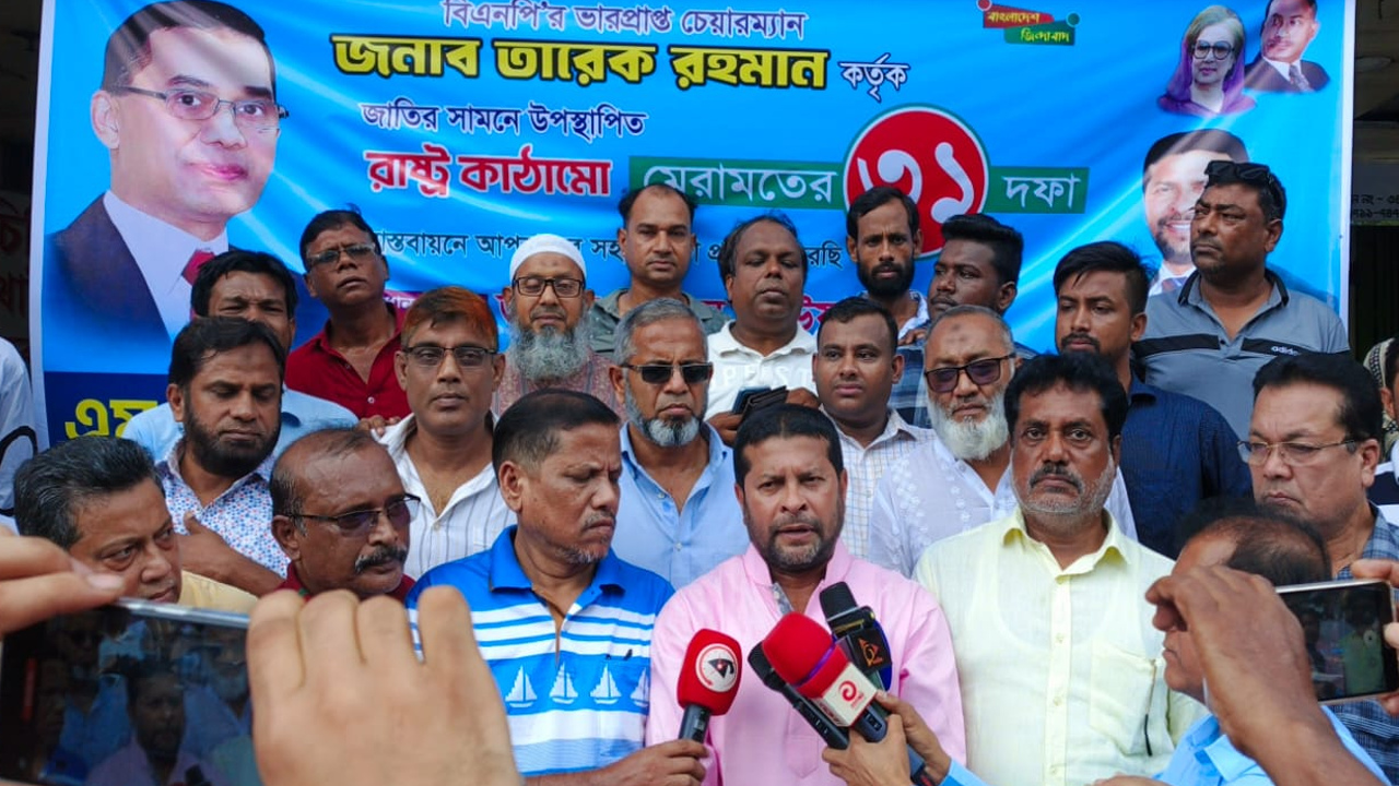 রাজধানীর উত্তরায় রাষ্ট্রকাঠামো মেরামতের ৩১ দফা কর্মসূচির লিফলেট বিতরণকালে বক্তব্য দেন কফিল উদ্দিন। ছবি : কালবেলা