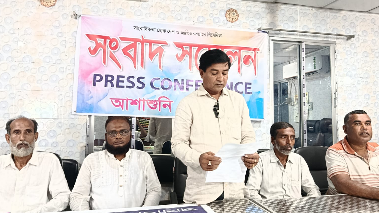 সংবাদ সম্মেলনে আনুলিয়া ইউপি চেয়ারম্যান রুহুল কুদ্দুস। ছবি : কালবেলা