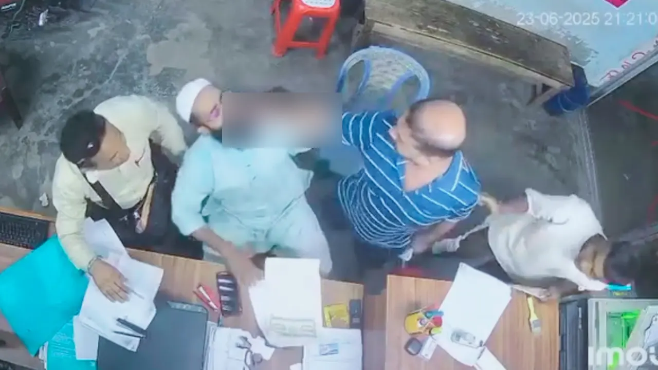 ব্যবসায়ীকে মারধরের সিসিটিভি ফুটেজ মুহূর্তে ছড়িয়ে পড়ে সামাজিক যোগাযোগমাধ্যমে। ছবি : সংগৃহীত