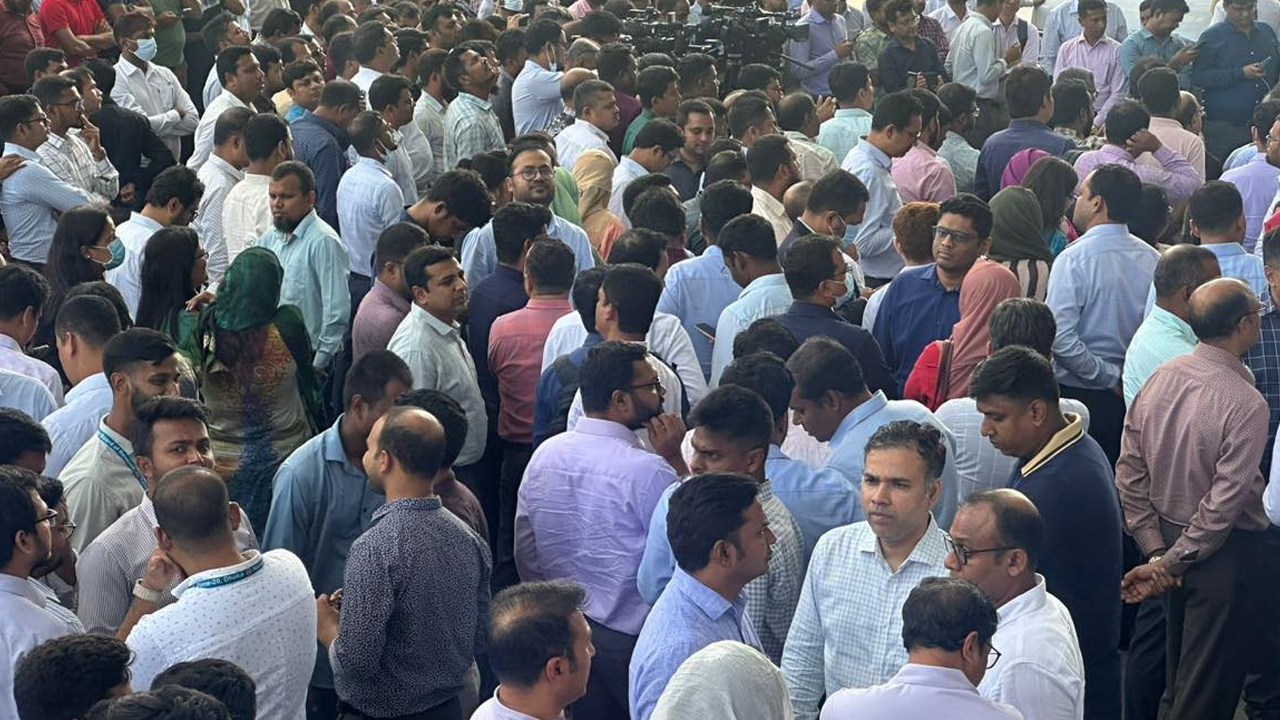 এনবিআর ভবনের সামনে আন্দোলনকালে। ছবি : কালবেলা