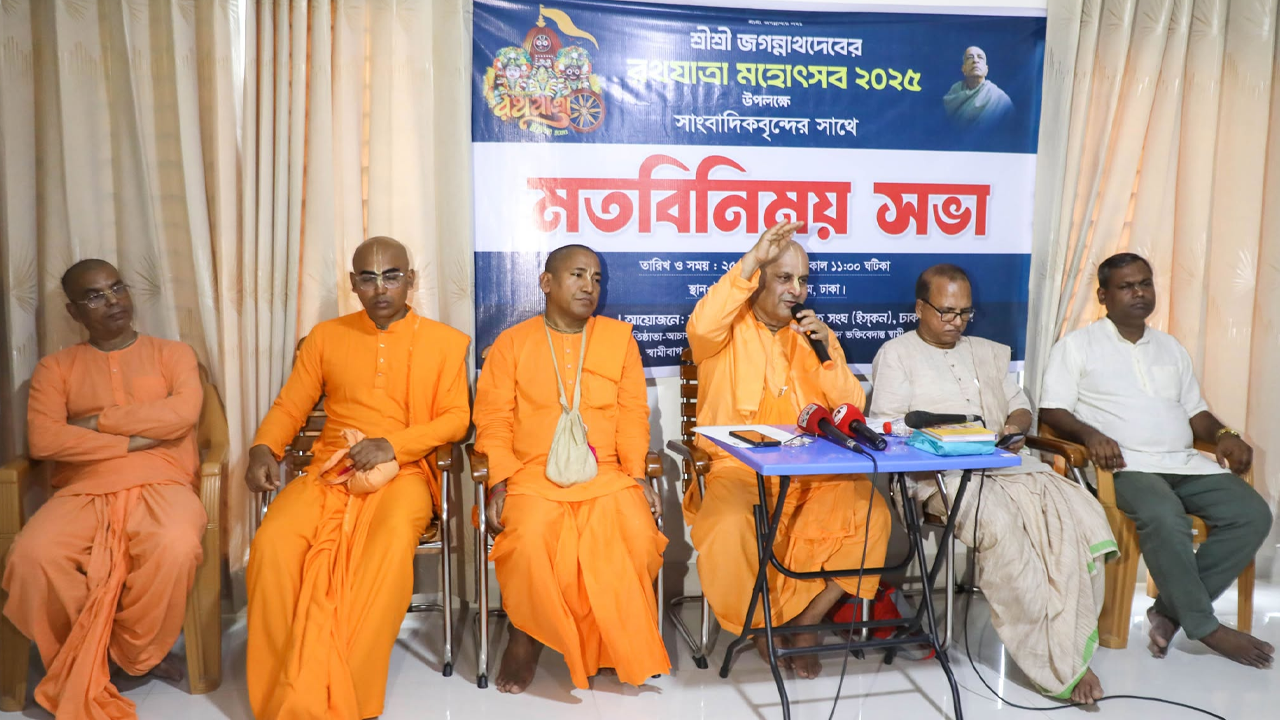 সংবাদ সম্মেলনে ইসকন নেতারা। ছবি : কালবেলা