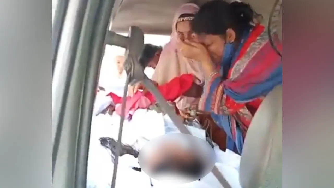 অ্যাম্বুলেন্সে ইসিজি করছেন নার্স, নিশ্চিত হচ্ছেন পিয়ারী বেগমের মৃত্যু। ছবি : ভিডিও থেকে নেওয়া