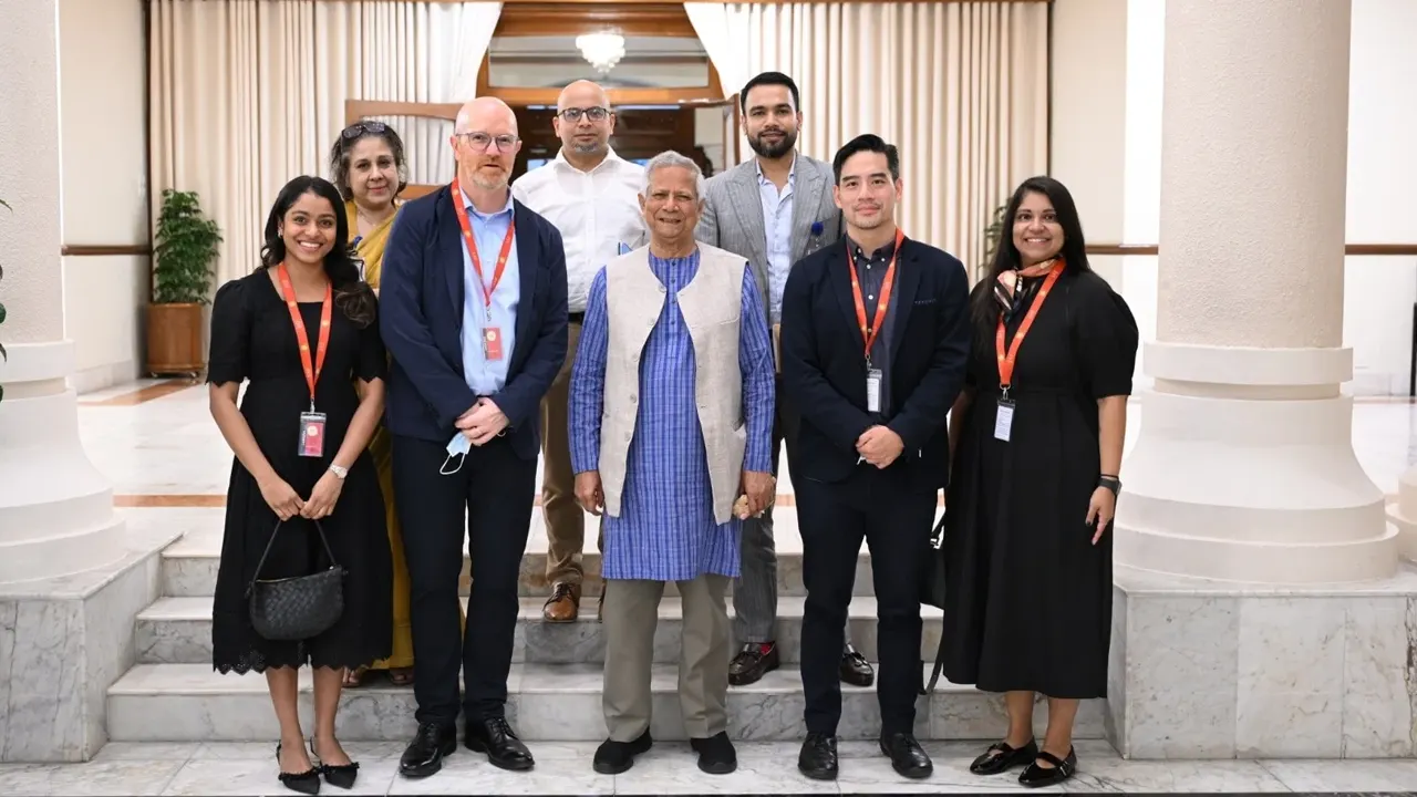 রাষ্ট্রীয় অতিথি ভবন যমুনায় প্রধান উপদেষ্টার সঙ্গে সাক্ষাৎ করেন মেটার এশিয়া প্যাসিফিক অঞ্চলের পাবলিক পলিসি বিষয়ক ভাইস প্রেসিডেন্ট সাইমন মিলনার এবং পাবলিক পলিসি ম্যানেজার রুজান সারওয়ার। ছবি : সংগৃহীত