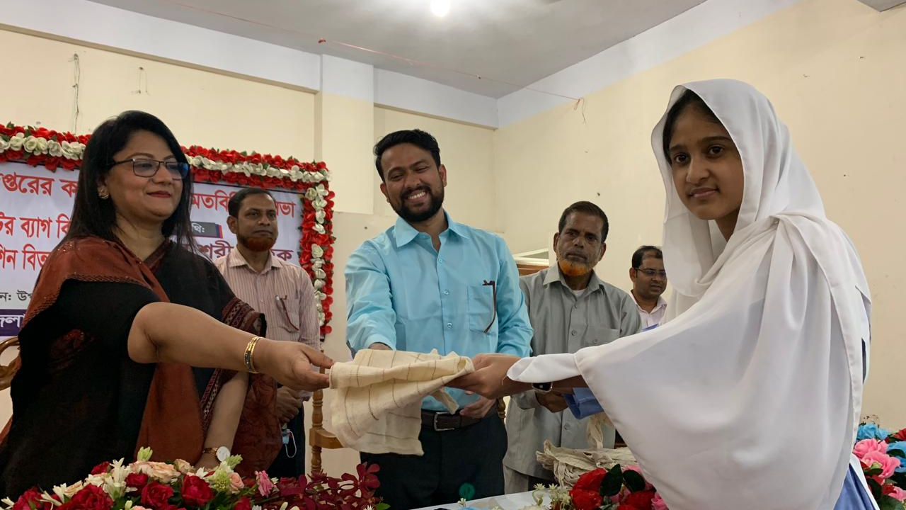 টাঙ্গাইলের নাগরপুর বাজারের ১০০টি মুদি দোকানকে সম্পূর্ণভাবে পলিথিনমুক্ত করার উদ্যোগ। ছবি : কালবেলা