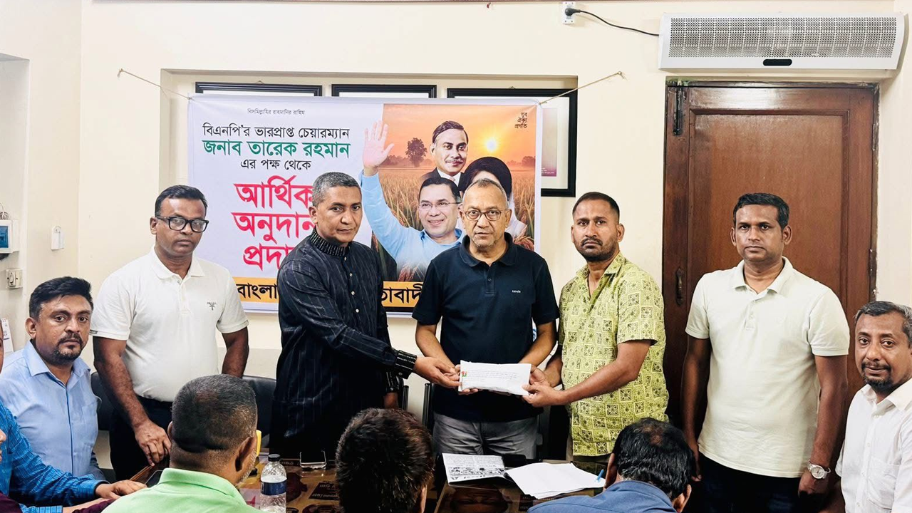 চেক তুলে দেন যুবদলের কেন্দ্রীয় সভাপতি আবদুল মোনায়েম মুন্না ও সাধারণ সম্পাদক মোহাম্মদ নূরুল ইসলাম নয়ন। ছবি : কালবেলা