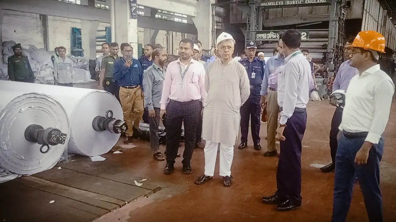 কর্ণফুলী পেপার মিল পরিদর্শন করেন শিল্প উপদেষ্টা আদিলুর রহমান খাঁন। ছবি : কালবেলা