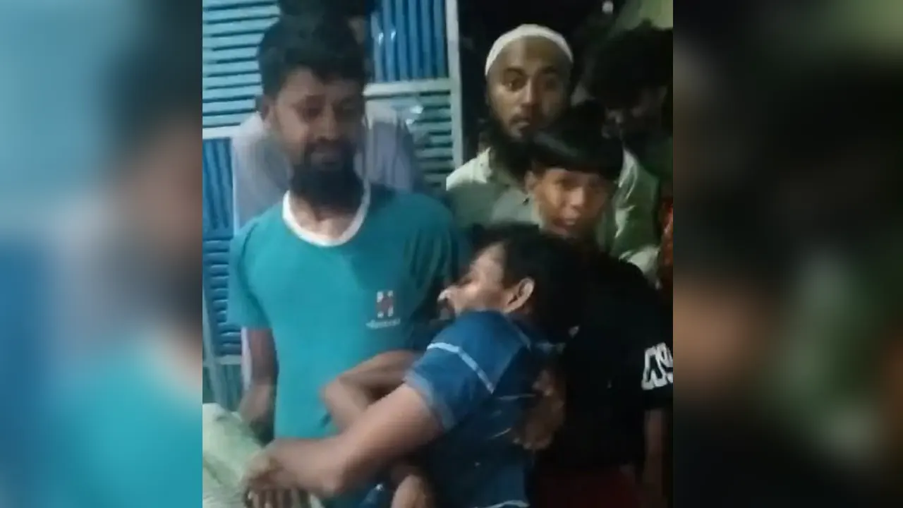 মিরপুরে ব্যক্তিগত ইস্যুকে কেন্দ্র করে ভারাটিয়াকে মারধর। ছবি : কালবেলা