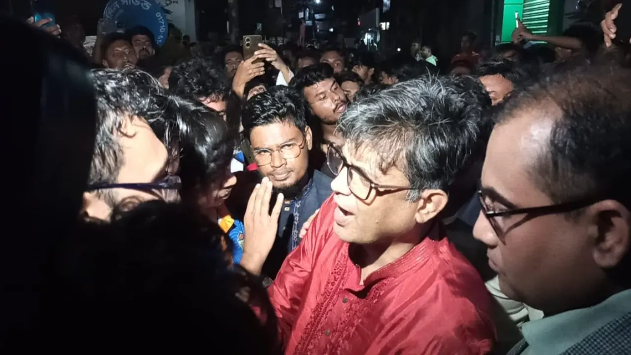 খুলনায় প্রেস সচিব শফিকুল আলম অবরুদ্ধ