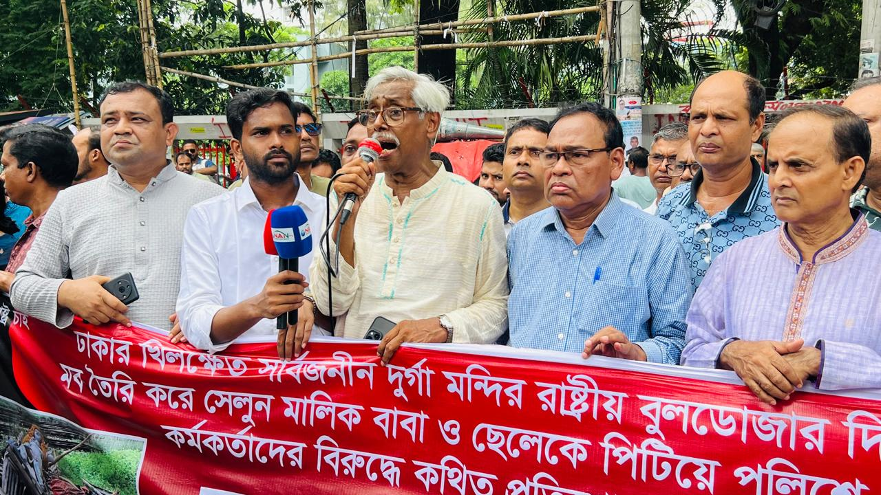 বক্তব্য রাখছেন বাংলাদেশ হিন্দু বৌদ্ধ খ্রিস্টান ঐক্য পরিষদের ভারপ্রাপ্ত সাধারণ সম্পাদক মনীন্দ্র কুমার নাথ। ছবি : কালবেলা