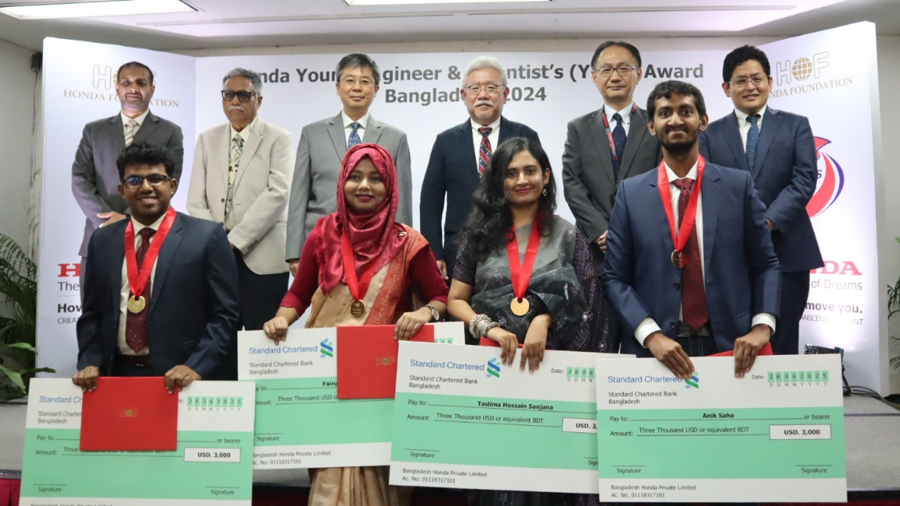 বিজয়ীদের প্রত্যেককে তিন হাজার মার্কিন ডলার, মেডেল এবং সার্টিফিকেট প্রদান করা হয়। সৌজন্য ছবি