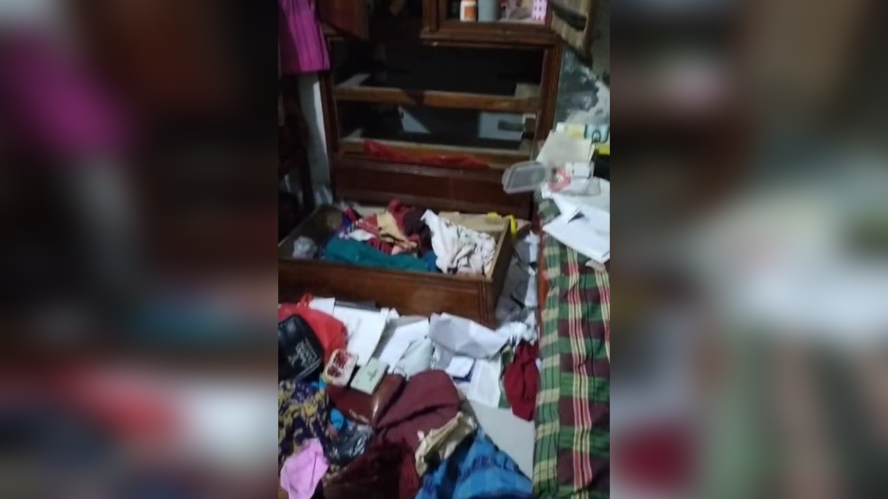 সাতক্ষীরার বালিয়াপুর গ্রামের আফসার উদ্দিন মোল্লার বাড়িতে চুরি। ছবি : কালবেলা