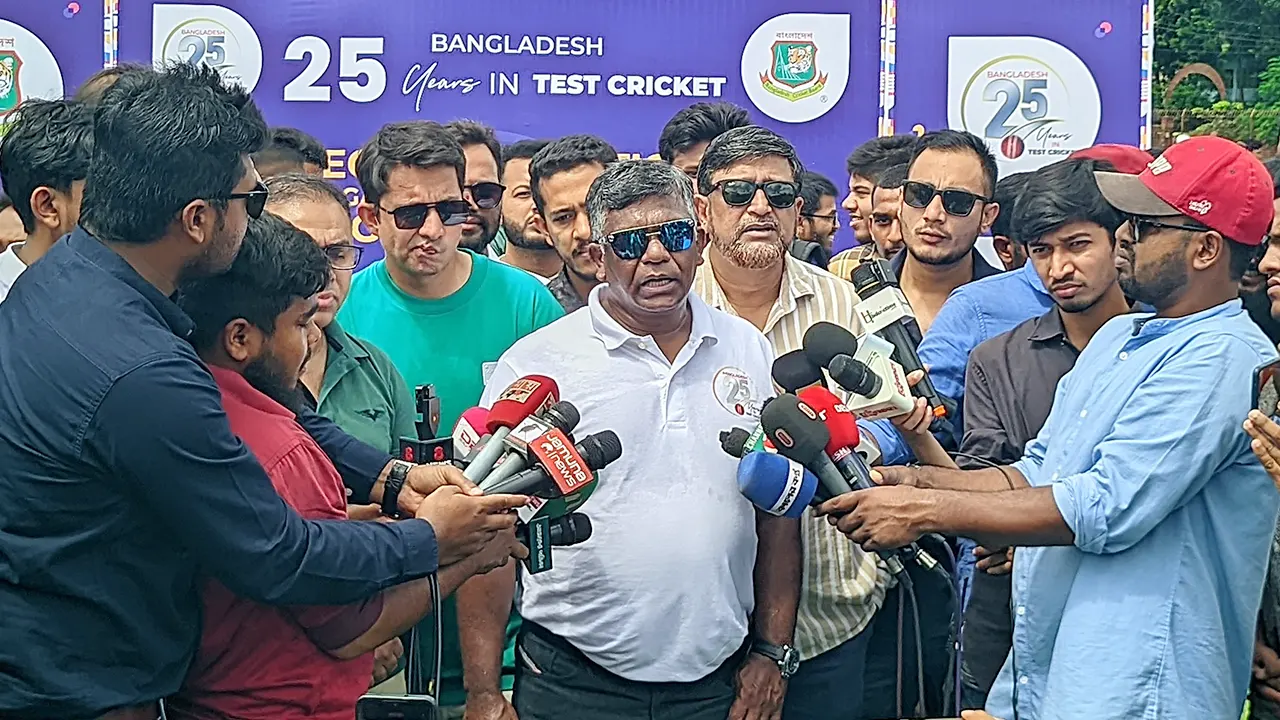রংপুর ক্রিকেট গার্ডেন পরিদর্শনে গিয়ে সাংবাদিকদের সঙ্গে কথা বলেন বিসিবি সভাপতি আমিনুল ইসলাম বুলবুল। ছবি : কালবেলা