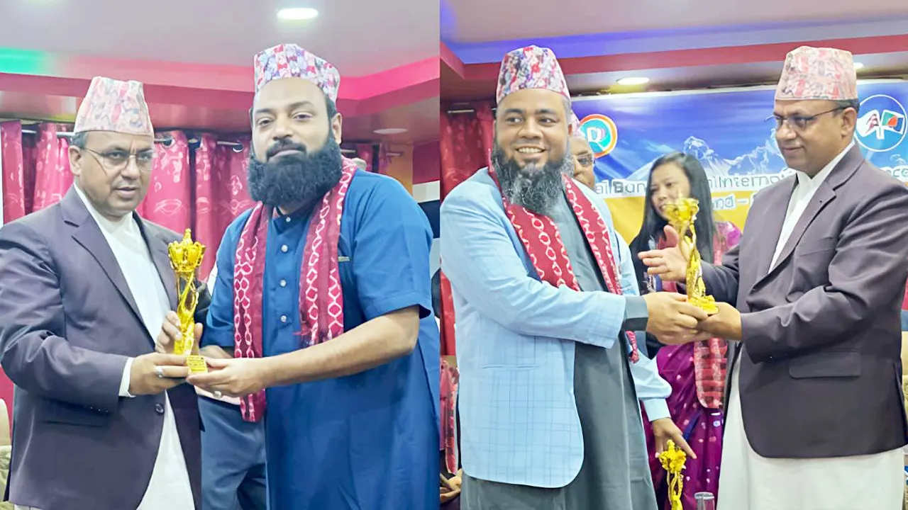 নেপালে আন্তর্জাতিক সম্মাননা নিচ্ছেন হাফেজ্জী চ্যারিটেবলের মুহাম্মদ রাজ ও ডা. মশিউর রহমান। ছবি : সংগৃহীত