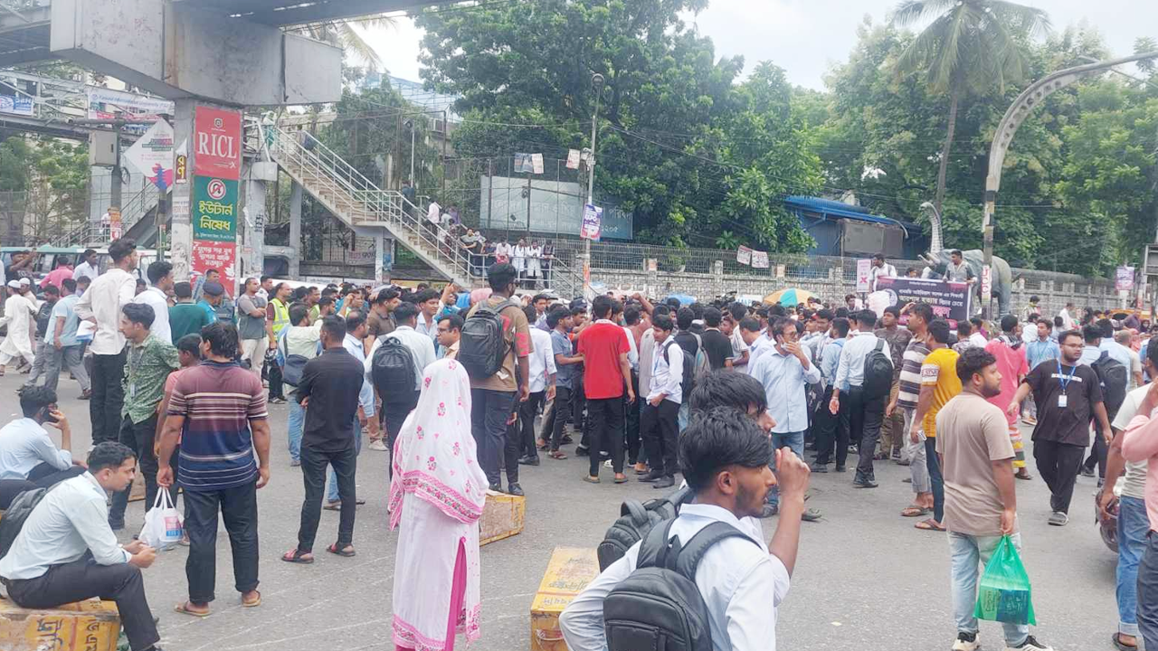সায়েন্সল্যাব মোড় অবরোধ করেন ধানমন্ডি আইডিয়াল কলেজের শিক্ষার্থীরা। ছবি : কালবেলা