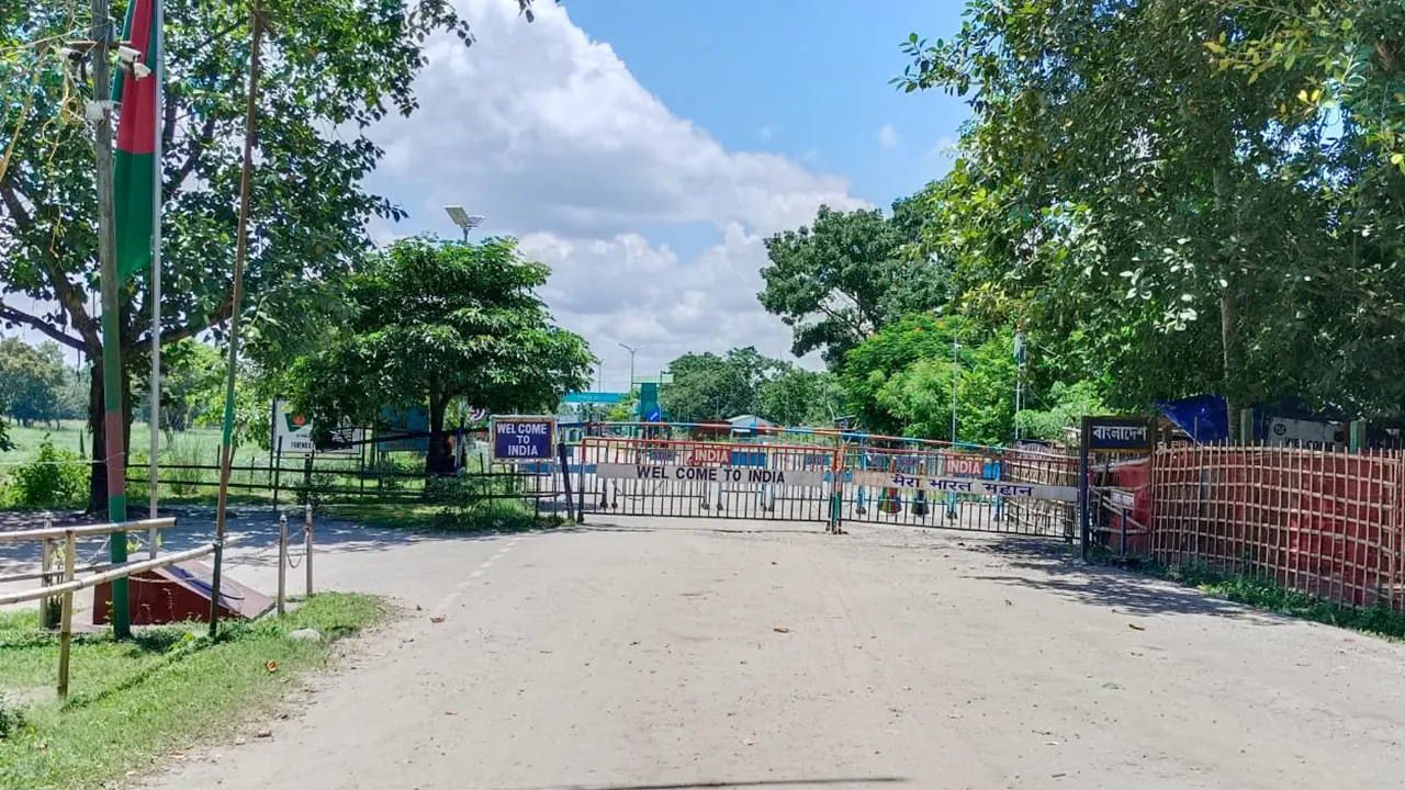 বুড়িমারী স্থলবন্দর। ছবি : কালবেলা