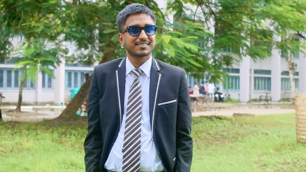 খুবি আইন বিভাগের ২০১৭-১৮ শিক্ষাবর্ষের শিক্ষার্থী রাকিব হাসান। ছবি : কালবেলা