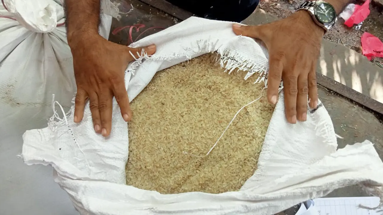 সরকারি খাদ্যগুদামের বিতরণ করা চাল। ছবি : কালবেলা