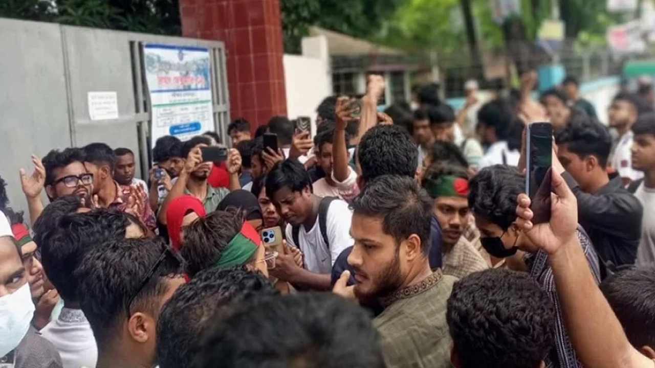 পটিয়া থানার সামনে বৈষম্যবিরোধী নেতাকর্মীদের অবস্থান