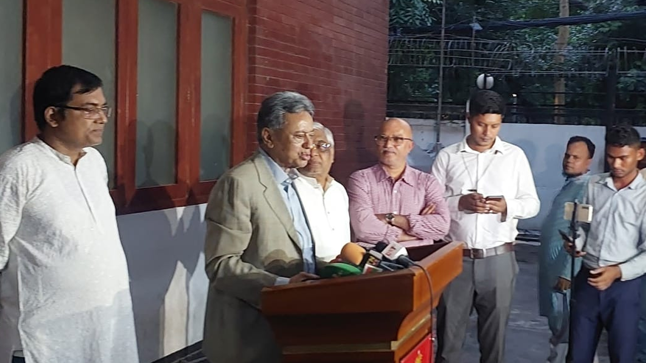 সংবাদ সম্মেলনে আমীর খসরু। ছবি : কালবেলা
