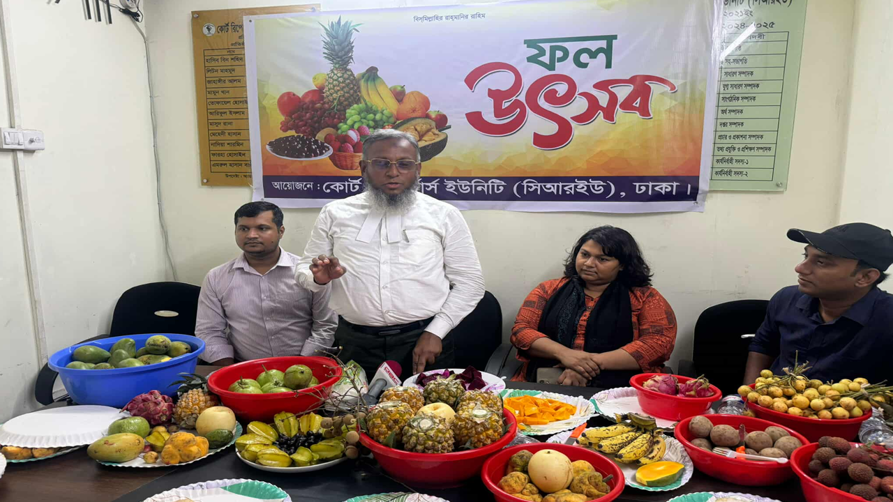 সিআরইউ ফল উৎসবে বক্তব্যকালে সৈয়দ নজরুল ইসলাম। ছবি : কালবেলা
