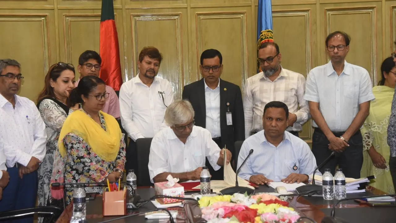 স্বাস্থ্যসেবা নিশ্চিতে ডিএসসিসির সঙ্গে এনজিও’র সমঝোতা সই। ছবি : কালবেলা