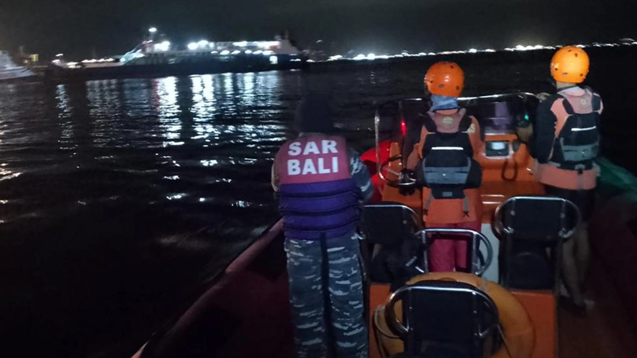 ৬৫ যাত্রী নিয়ে ডুবে গেল কাঠের নৌকা