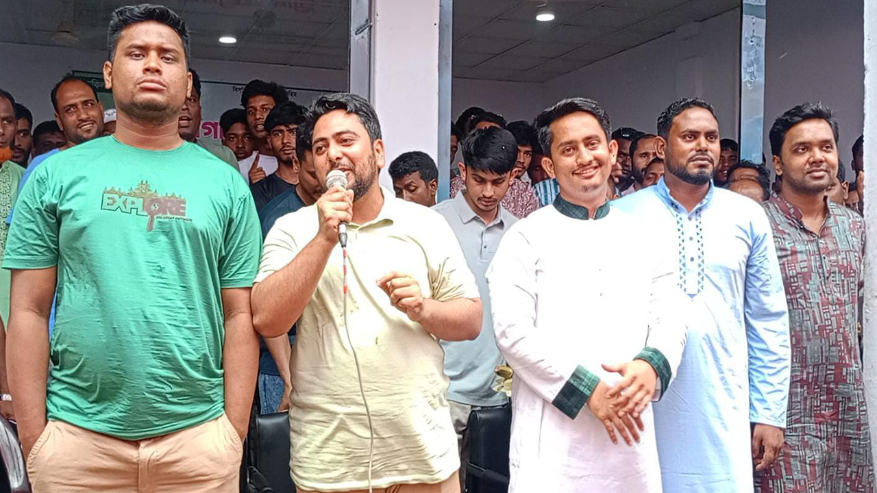 এনসিপি আটোয়ারী উপজেলা পার্টি অফিস উদ্বোধনকালে বক্তব্য দেন নাহিদ ইসলাম। ছবি : কালবেলা