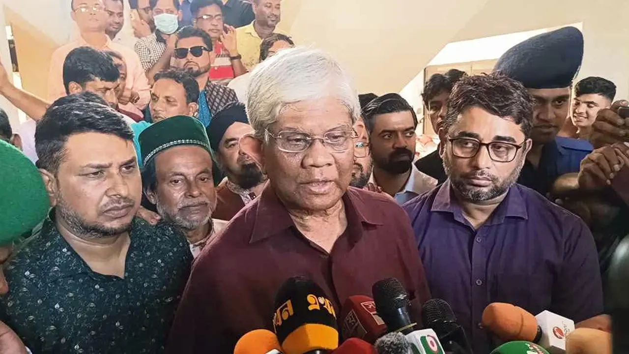সাংবাদিকদের বিভিন্ন প্রশ্নের উত্তর দিচ্ছেন অর্থ উপদেষ্টা ড. সালেহউদ্দিন আহমেদ। ছবি : সংগৃহীত