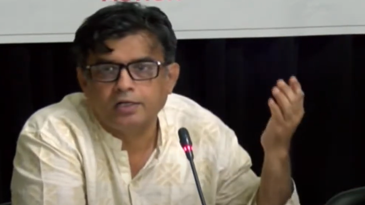 সংবাদ সম্মেলনে প্রেস সচিব শফিকুল আলম। ছবি : সংগৃহীত