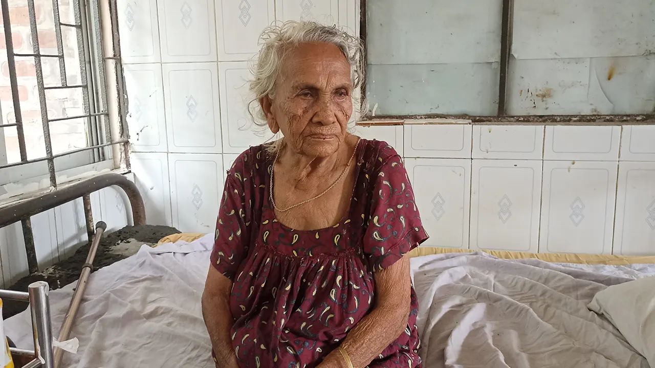 হাসপাতালের ভর্তি রেজিস্টারে বৃদ্ধার নাম সাজেদা বেগম। ছবি : কালবেলা