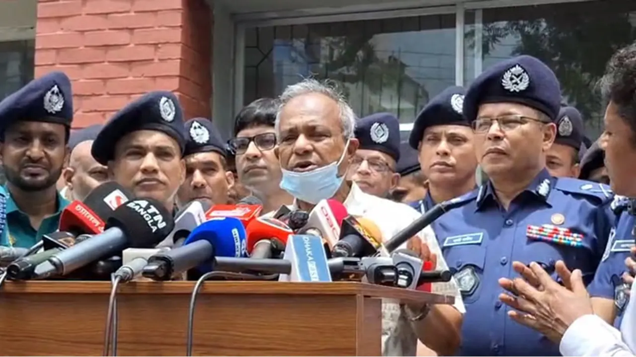 রোববার স্বরাষ্ট্র উপদেষ্টা জাহাঙ্গীর আলম চৌধুরী সাংবাদিকদের সঙ্গে কথা বলেন।