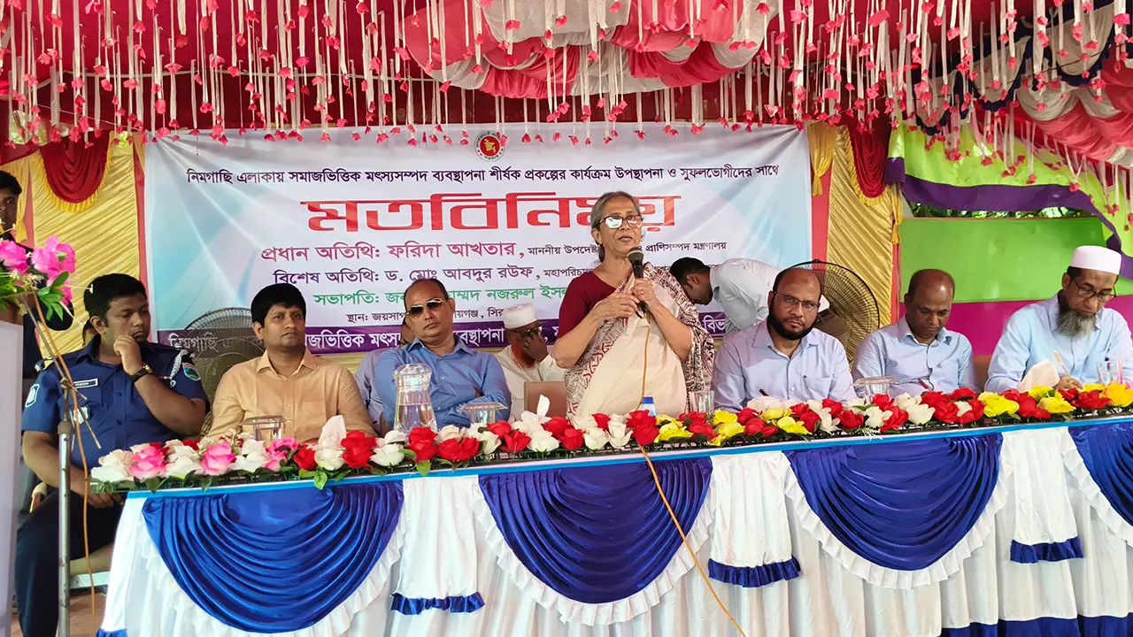 সিরাজগঞ্জের রায়গঞ্জে মতবিনিময় সভায় বক্তব্য দেন উপদেষ্টা ফরিদা আখতার। ছবি : কালবেলা