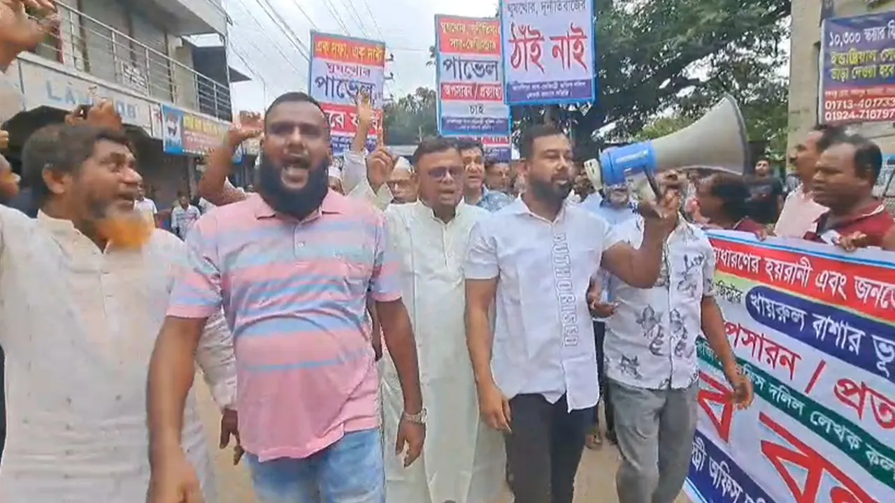 সাভারের আশুলিয়ায় সাব-রেজিস্ট্রি অফিসের সামনে দলিল লেখক কল্যাণ সমিতির ব্যানারে মানববন্ধন ও বিক্ষোভ মিছিল। ছবি : কালবেলা