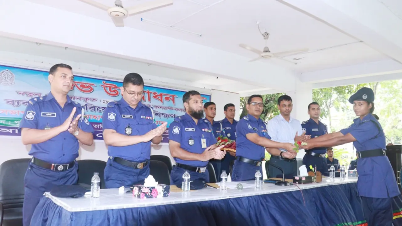 নবনিযুক্ত পুলিশ সদস্যদের ফুল দিয়ে বরণ করে নেন পুলিশ সুপার মোহাম্মদ মনিরুল ইসলাম নবীন। ছবি : কালবেলা
