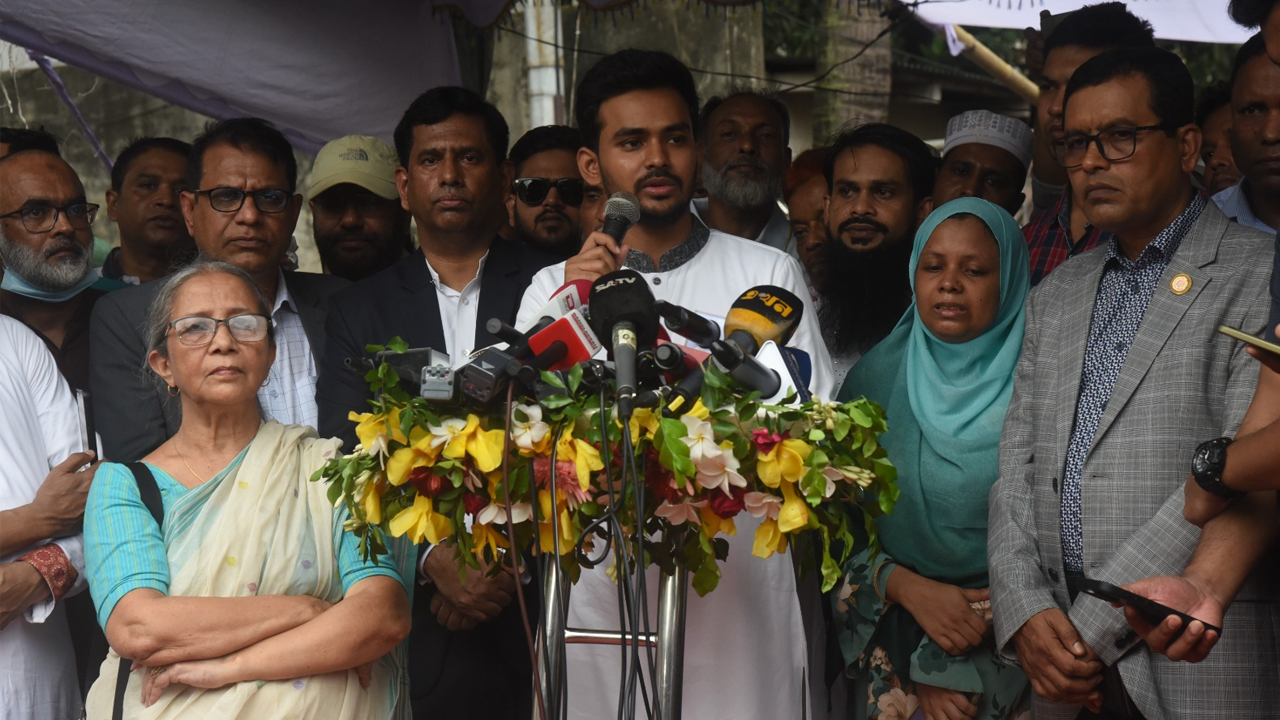 নামফলক উন্মোচন অনুষ্ঠানে বক্তব্যকালে আসিফ মাহমুদ। ছবি : কালবেলা