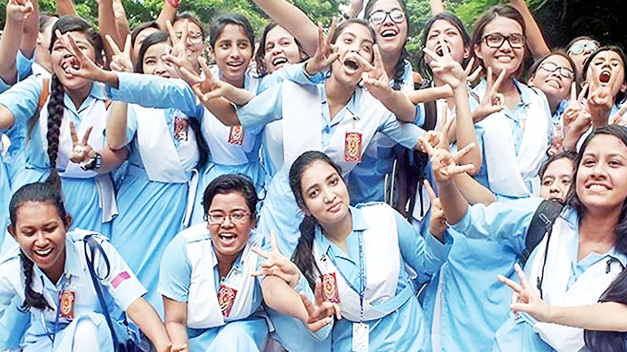 ফল প্রকাশের পর শিক্ষার্থীদের উৎসব। পুরোনো ছবি