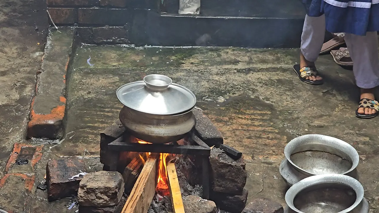 সাভারের আমিনবাজার এলাকার বড়দেশিসহ আশপাশের অন্তত ১০টি গ্রামে গ্যাস না থাকায় লাকড়ি দিয়ে চুলায় রান্না করছেন স্থানীয়রা। ছবি : কালবেলা